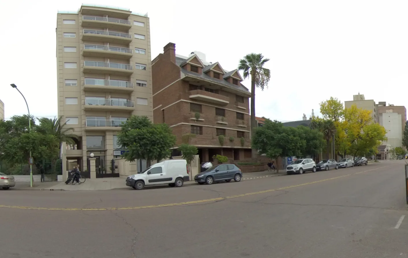 Una calle del centro de Bahía Blanca en la actualidad, con edificios en altura.