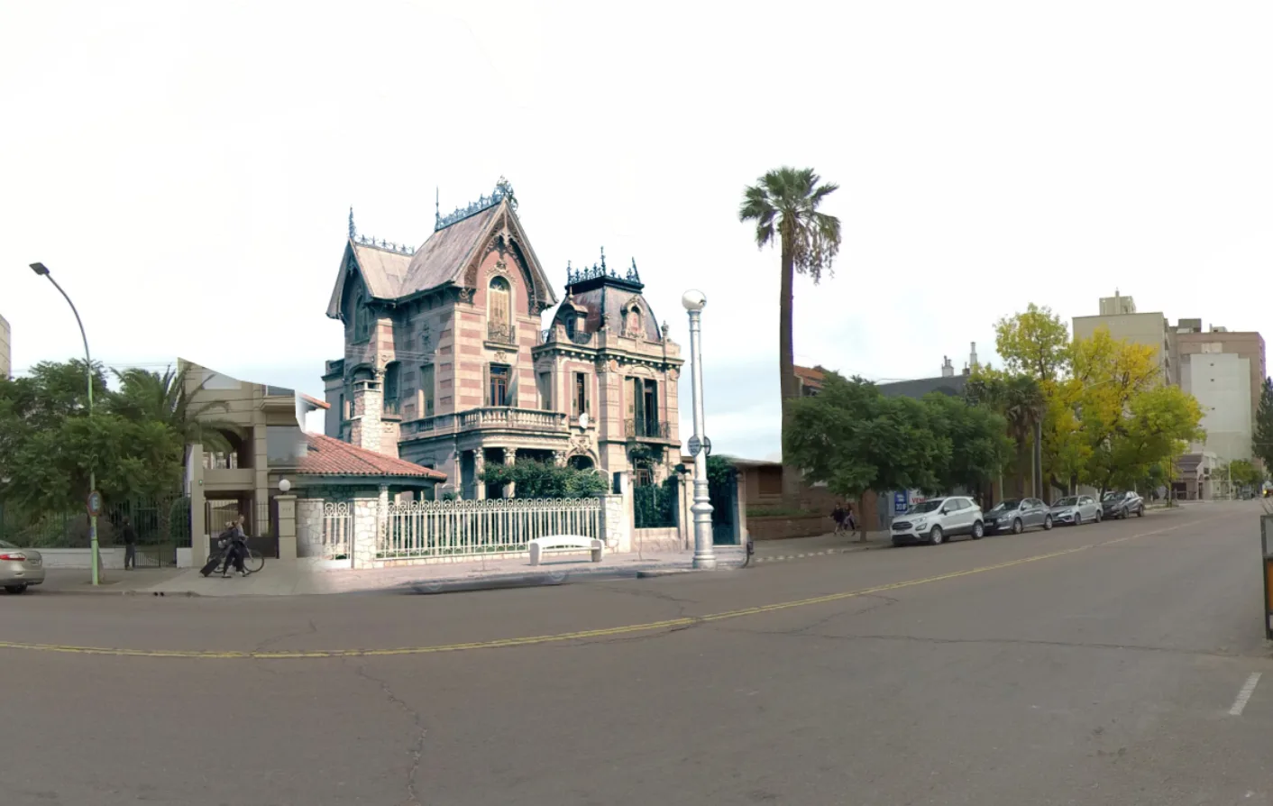 La misma calle con la reconstrucción de la residencia histórica que ocupaba el lugar.
