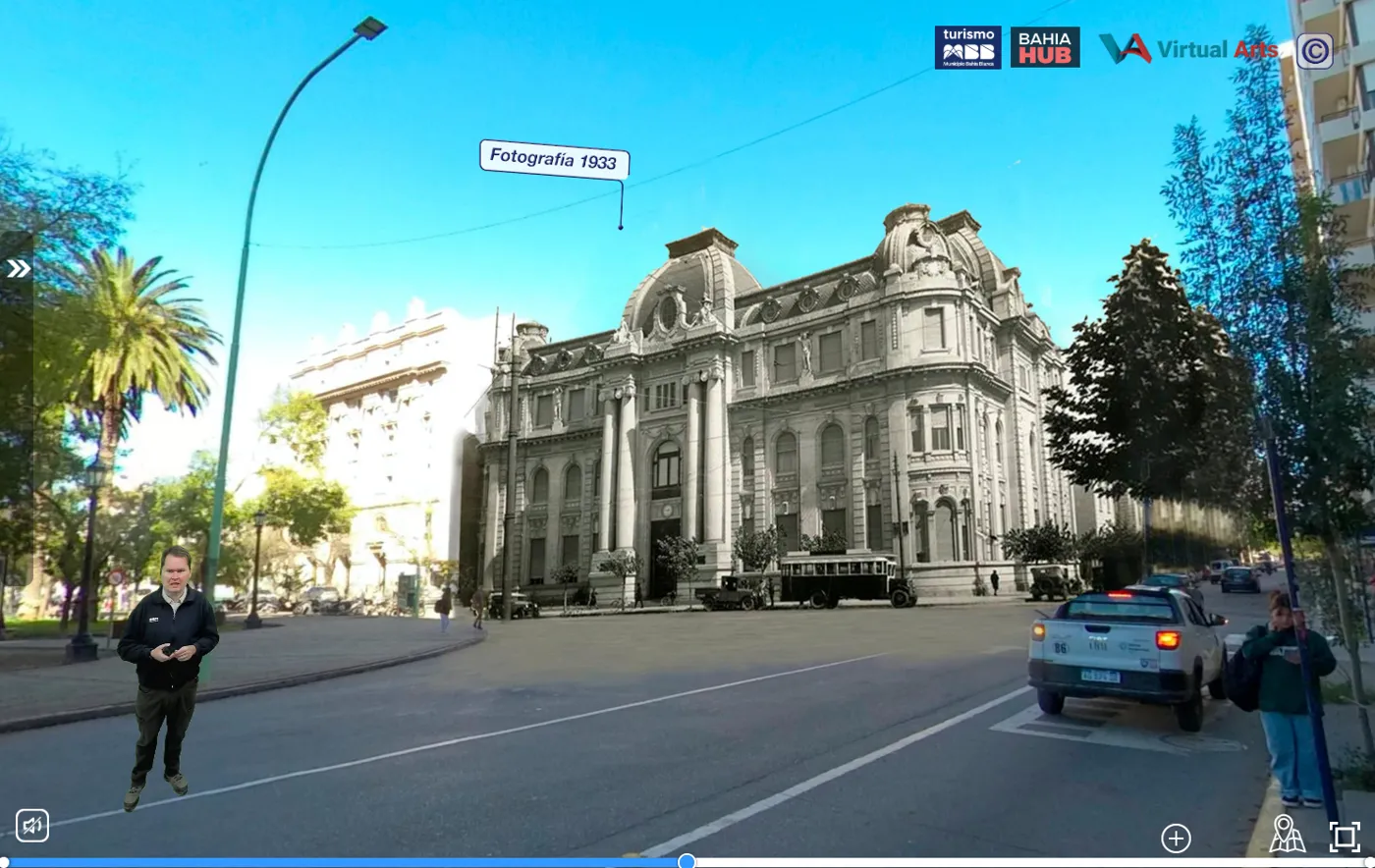 Parada del recorrido: sobre la calle actual aparece una fotografía histórica de 1933 de un edificio bancario, con el guía avatar a la izquierda.