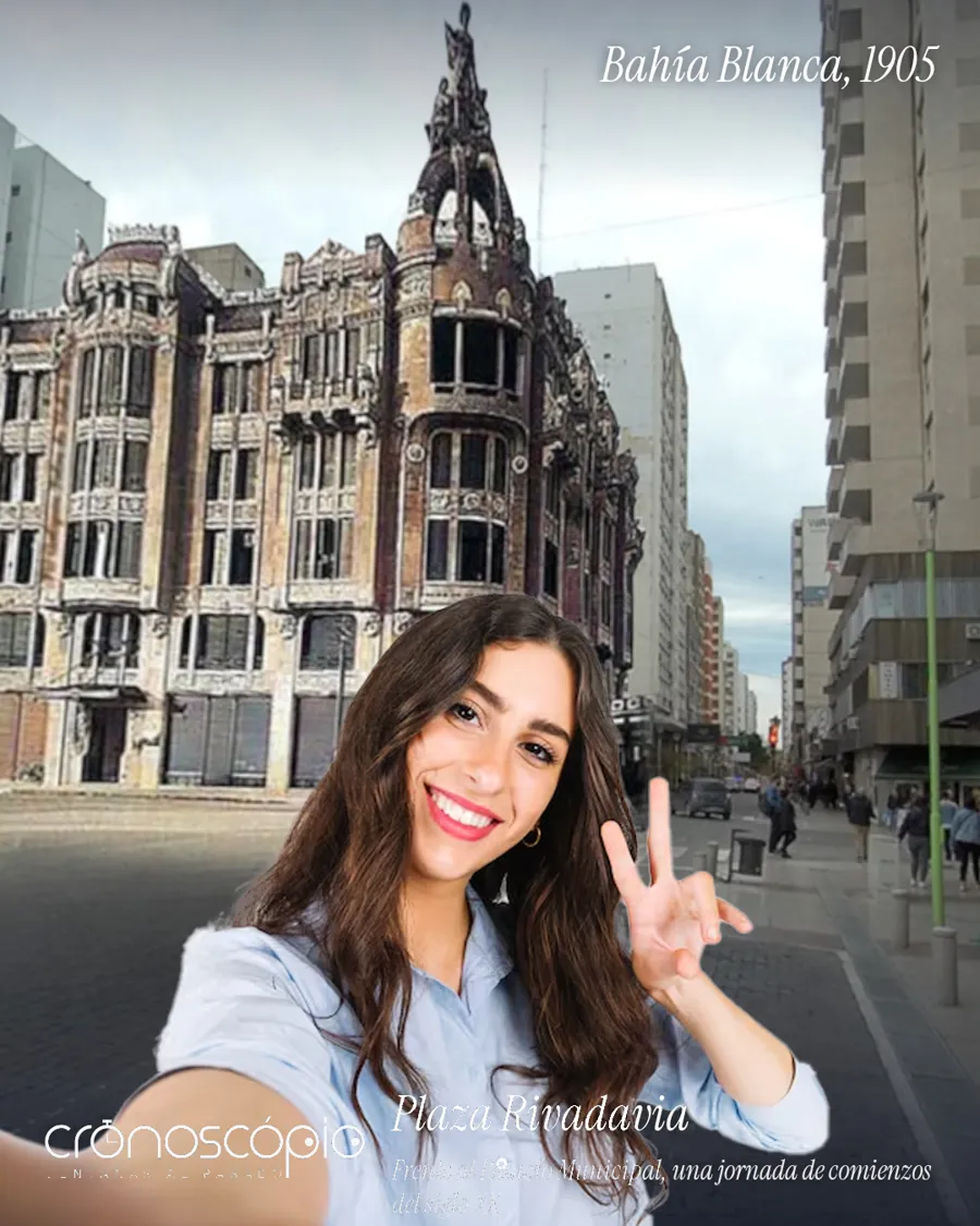 Postal de ejemplo: una visitante sonriente compuesta frente a un edificio histórico de Plaza Rivadavia, con la leyenda Bahía Blanca, 1905.
